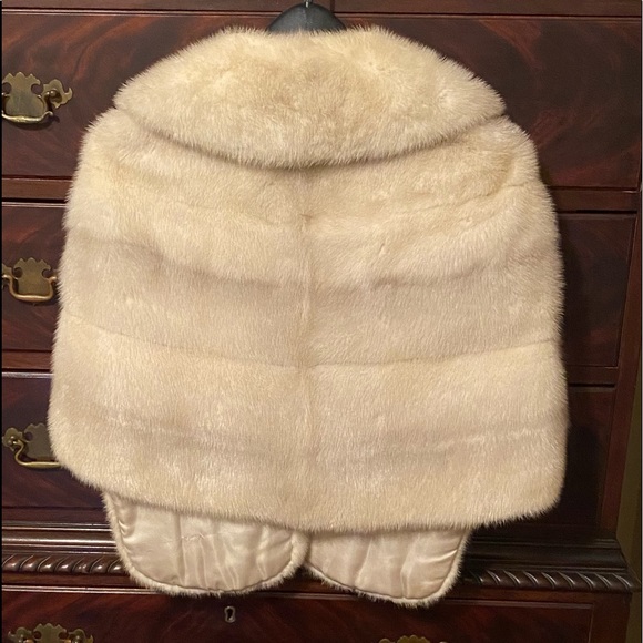 MINK: Authentic  Mink Cape - Picture 4 of 16